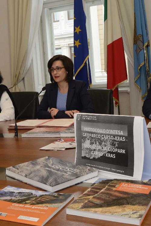 Sara Vito (Assessore regionale Ambiente ed Energia) alla firma del Protocollo d'intesa Protocollo d'intesa per l'istituzione del Geoparco Carso-Kras - Trieste 14/09/2017